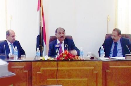 اللوزي أثناء إلقائه المحاضرة أمس